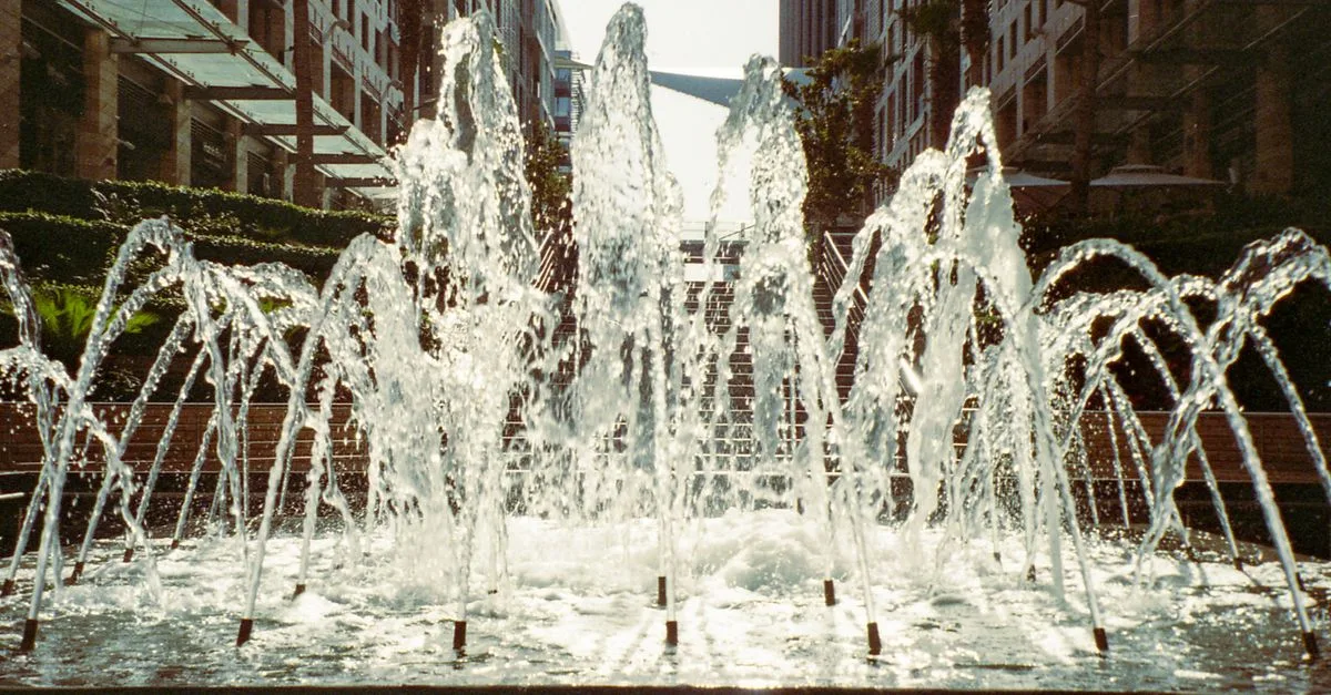 découvrez notre gamme de fontaines à eau élégantes et fonctionnelles, parfaites pour sublimer votre espace intérieur ou extérieur avec une source de fraîcheur et de sérénité.