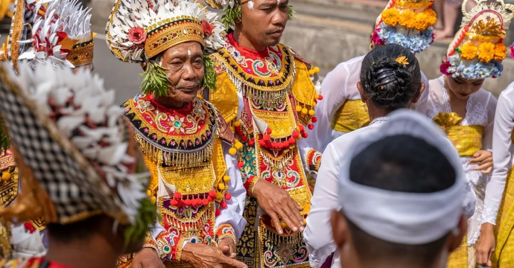 découvrez l'art et la culture balinaise, ses paysages paradisiaques, ses traditions uniques et son artisanat raffiné.